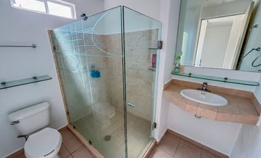 CASA EN ESQUINA CON ALBERCA EN FRACCIONAMIENTO LAS PALMAS, XOCHITEPEC MORELOS.