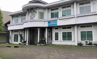 Disewakan Bangunan  Gedung,2 rmh dan bangunan lainnya, cocok untuk Kantor, Restoran,GYM, dan berbagai macam usaha, Strategis ,Akses Tol 3 menit