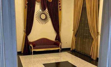 Disewakan Bangunan  Gedung,2 rmh dan bangunan lainnya, cocok untuk Kantor, Restoran,GYM, dan berbagai macam usaha, Strategis ,Akses Tol 3 menit