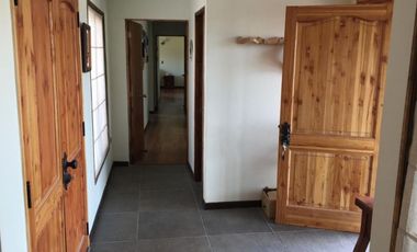 Venta hermosa casa en amplia parcela plana en Condominio Consolidado, ubicado en Limache