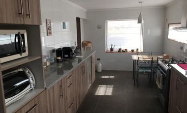 Venta hermosa casa en amplia parcela plana en Condominio Consolidado, ubicado en Limache