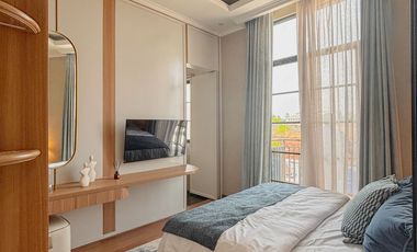 Rumah Baru Mewah Full Smart Home Desain Klasik Mediterania di Grand Wisata, Lokasi Strategis 1 Menit dari Pintu Tol dan Mall Living World Bekasi – DP 0% & Subsidi Biaya KPR