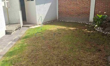 CASA EN RENTA  EN STA CRUZ GUADALUPE CON JARDÍN