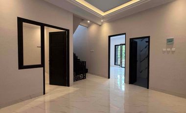 Rumah Siaphuni dengan Rooftop – Lokasi Strategis Jakarta Selatan