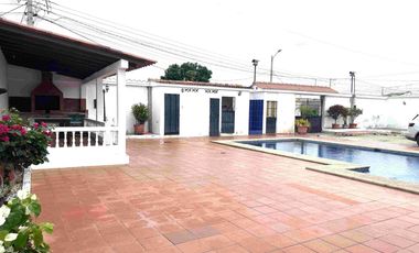 VENTA DE AMPLIA Y BONITA CASA CON PISCINA UBICADA EN SALINAS