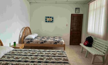 VENTA DE AMPLIA Y BONITA CASA CON PISCINA UBICADA EN SALINAS