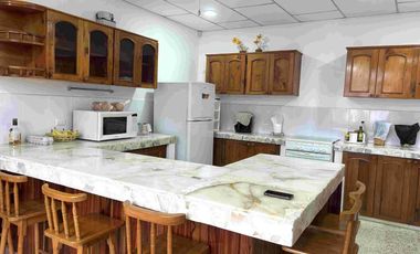 VENTA DE AMPLIA Y BONITA CASA CON PISCINA UBICADA EN SALINAS