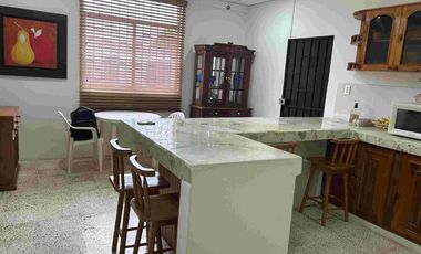 VENTA DE AMPLIA Y BONITA CASA CON PISCINA UBICADA EN SALINAS