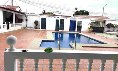 VENTA DE AMPLIA Y BONITA CASA CON PISCINA UBICADA EN SALINAS