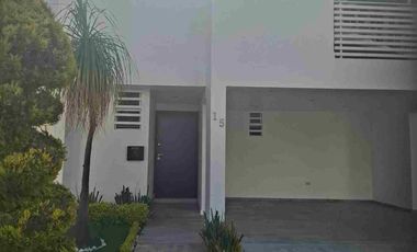 Bonita casa en renta en Lomas de Angelópolis