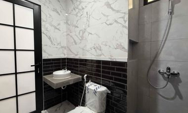 Rumah SIAPHUNI Mewah Classic 3 Lantai Rooftop, 650 Meter Stasiun Lenteng Agung.