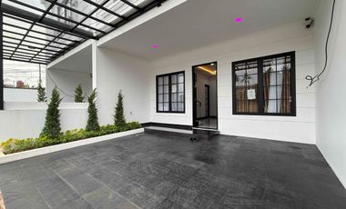 Rumah SIAPHUNI Mewah Classic 3 Lantai Rooftop, 650 Meter Stasiun Lenteng Agung.