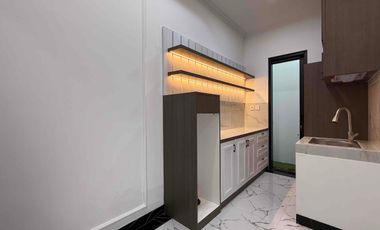 Rumah SIAPHUNI Mewah Classic 3 Lantai Rooftop, 650 Meter Stasiun Lenteng Agung.