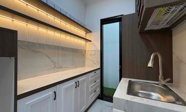 Rumah SIAPHUNI Mewah Classic 3 Lantai Rooftop, 650 Meter Stasiun Lenteng Agung.