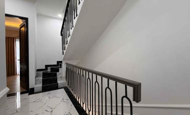 Rumah SIAPHUNI Mewah Classic 3 Lantai Rooftop, 650 Meter Stasiun Lenteng Agung.