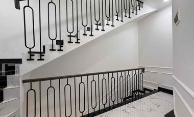 Rumah SIAPHUNI Mewah Classic 3 Lantai Rooftop, 650 Meter Stasiun Lenteng Agung.