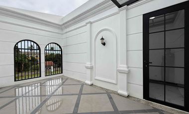 Rumah SIAPHUNI Mewah Classic 3 Lantai Rooftop, 650 Meter Stasiun Lenteng Agung.