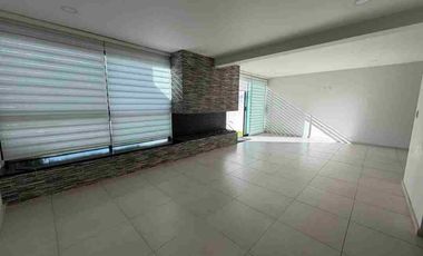 Bonita casa en renta en Lomas de Angelópolis.