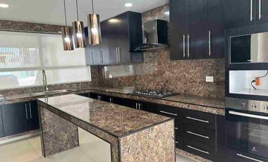 Bonita casa en renta en Lomas de Angelópolis.