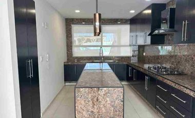 Bonita casa en renta en Lomas de Angelópolis.