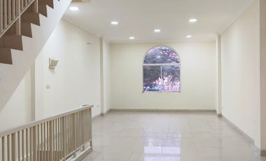 Disewakan Ruko Green Lake City Dengan 4 Lantai Dengan Ukuran 4.5 x 15 Lokasi Strategis Hadap Boulevard