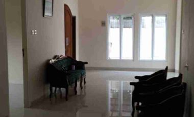 Disewakan rumah model villa