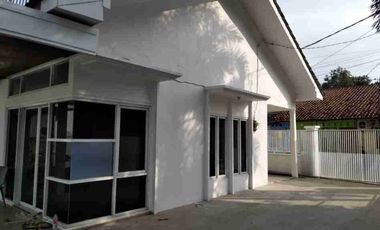 Disewakan rumah model villa