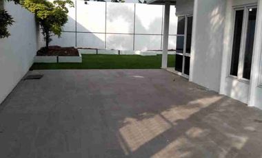 Disewakan rumah model villa