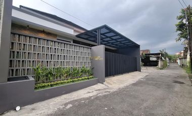 RUMAH SIAP HUNI, DESAIN KEKINIAN DEKAT CANDI SAMBISARI DI PURWOMARTANI, KALASAN