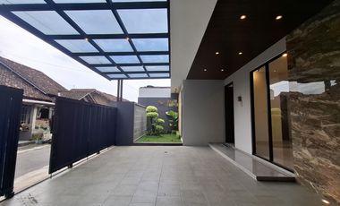 RUMAH SIAP HUNI, DESAIN KEKINIAN DEKAT CANDI SAMBISARI DI PURWOMARTANI, KALASAN