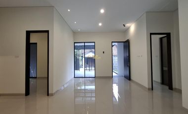 RUMAH SIAP HUNI, DESAIN KEKINIAN DEKAT CANDI SAMBISARI DI PURWOMARTANI, KALASAN