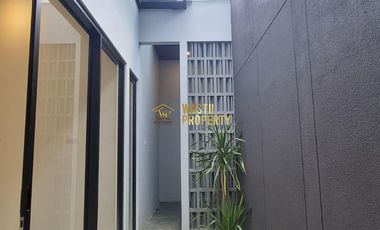 RUMAH SIAP HUNI, DESAIN KEKINIAN DEKAT CANDI SAMBISARI DI PURWOMARTANI, KALASAN