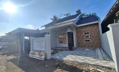 RUMAH SIAP HUNI, DEKAT PASAR SIDOREJO BARU DI SELOMARTANI