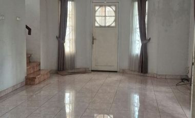 Disewakan Rumah Cozy dan Sangat Strategis Raffles Hills Cibubur