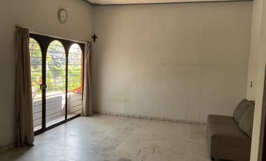 Casa de 3 niveles en venta en Oblatos 282 m² ¡Ubicación inmejorable a 1 cuadra de Plaza Oblatos!