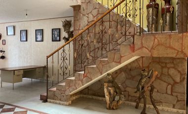 Casa de 3 niveles en venta en Oblatos 282 m² ¡Ubicación inmejorable a 1 cuadra de Plaza Oblatos!