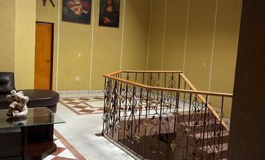 Casa de 3 niveles en venta en Oblatos 282 m² ¡Ubicación inmejorable a 1 cuadra de Plaza Oblatos!