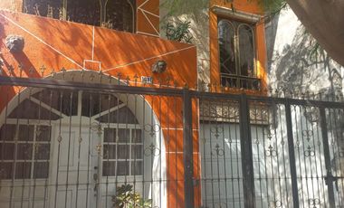 Casa de 3 niveles en venta en Oblatos 282 m² ¡Ubicación inmejorable a 1 cuadra de Plaza Oblatos!