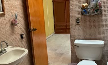 Casa de 3 niveles en venta en Oblatos 282 m² ¡Ubicación inmejorable a 1 cuadra de Plaza Oblatos!