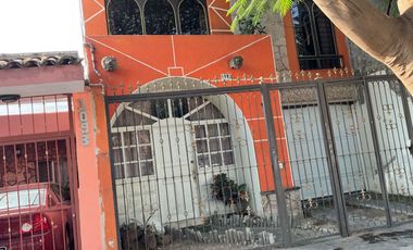 Casa de 3 niveles en venta en Oblatos 282 m² ¡Ubicación inmejorable a 1 cuadra de Plaza Oblatos!