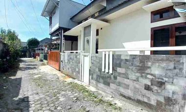 Disewakan Strategis & Nyaman, Rumah Tinggal + Kantor 2 Lantai Siap Huni & Semi Furnished, Sinduharjo, Ngaglik, Sleman