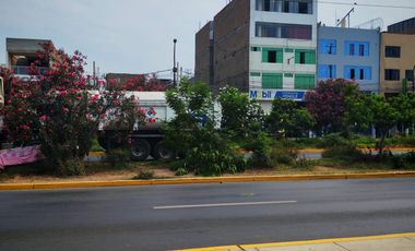 VENDO TERRENO  COMERCIAL DE 1094 M2 EN PLENA AV. CARLOS IZAGUIRRE SMP