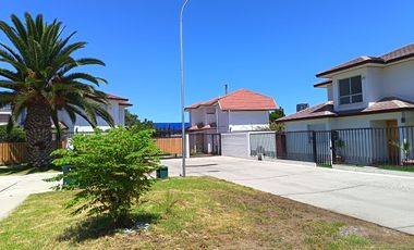 Casa en Venta,  5 dormitorios y piscina, ubicación central, en La Serena