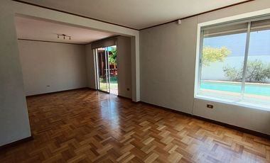 Casa en Venta,  5 dormitorios y piscina, ubicación central, en La Serena
