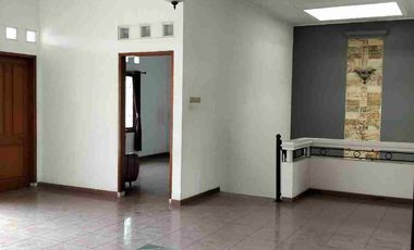 Disewakan Rumah modern 2 lt, Permata Indah Holis,akses Tol 5mnt, strategis, cocok hunian atau kantor, salon, pre wedding, dll