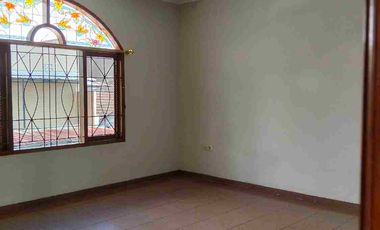 Disewakan Rumah modern 2 lt, Permata Indah Holis,akses Tol 5mnt, strategis, cocok hunian atau kantor, salon, pre wedding, dll