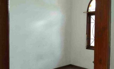 Disewakan Rumah modern 2 lt, Permata Indah Holis,akses Tol 5mnt, strategis, cocok hunian atau kantor, salon, pre wedding, dll