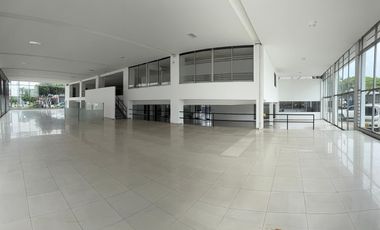 Bodega Alquilo De 4.750 M2 / $94.2 Millones / Ubicación: Cali Zona Comercial E Industrial / Excelente Vitrina