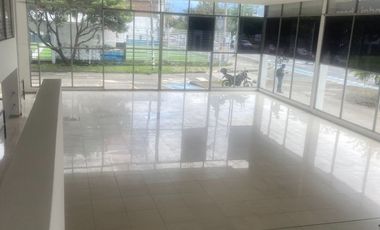 Bodega Alquilo De 4.750 M2 / $94.2 Millones / Ubicación: Cali Zona Comercial E Industrial / Excelente Vitrina