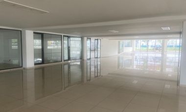 Bodega Alquilo De 4.750 M2 / $94.2 Millones / Ubicación: Cali Zona Comercial E Industrial / Excelente Vitrina